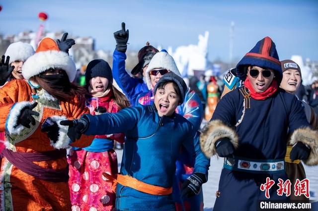 內(nèi)蒙古辦國(guó)際冰上龍舟賽 多國(guó)選手跟著賽事來旅游(圖2)