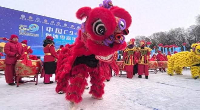 “爾濱”冰雪歡樂(lè)多松花江面上演滑冰龍舟大賽！