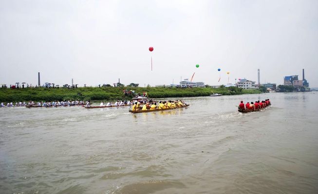 龍舟逐浪遠相聚一家親(圖1)