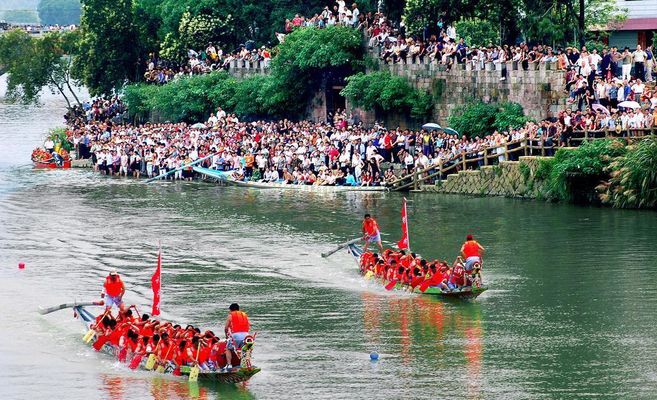 2023年南寧龍舟公開賽火熱開賽 比賽現(xiàn)場人山人海(圖1)
