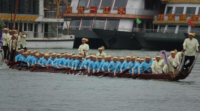 西雙版納瀾滄江上舉行龍舟表演賽 水上盛宴慶傣歷新年(圖2)