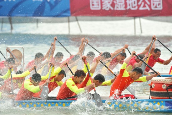 龍舟VS賽艇！大學(xué)生水上爭(zhēng)霸珠海香洲這賽事“越搞越大”(圖1)