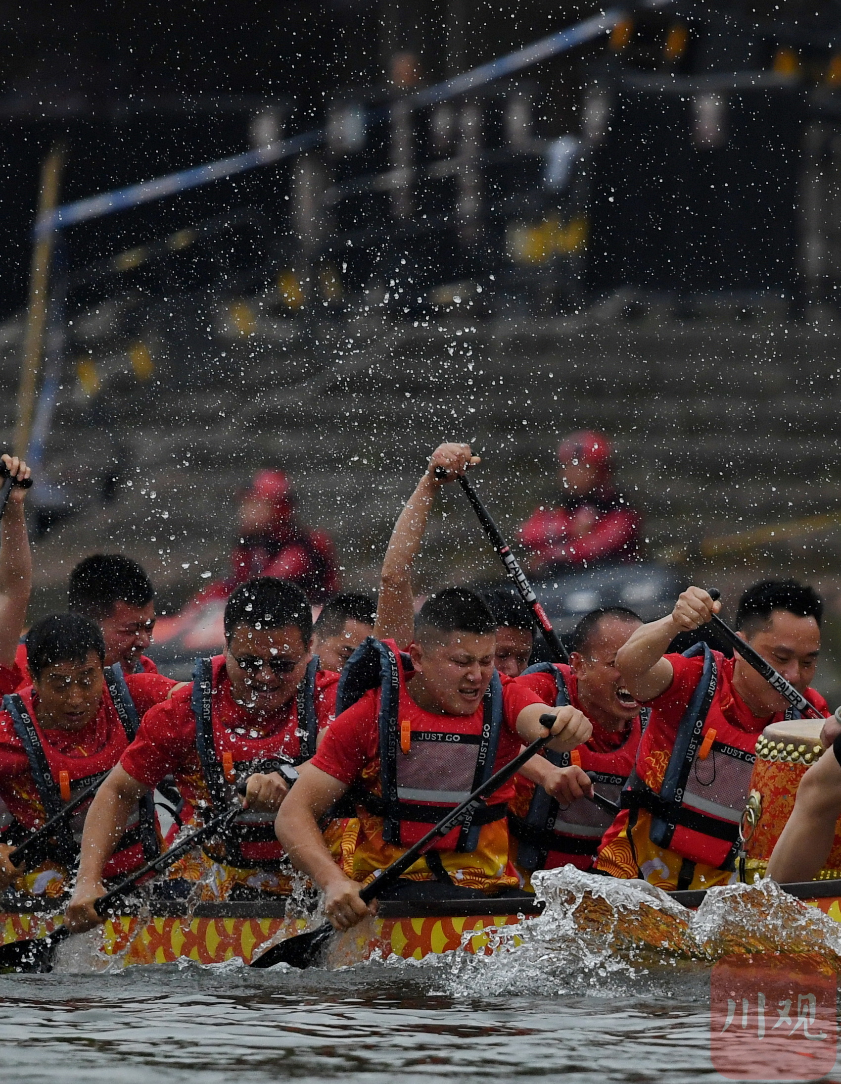 C視覺(jué)丨四川成都：700名選手齊聚古鎮(zhèn)競(jìng)渡(圖8)