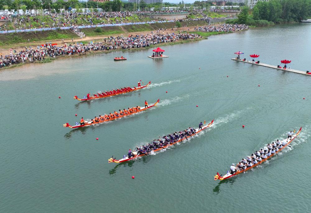 五一狂歡：佛山九江五人龍舟賽上演水上速度與激情！(圖1)