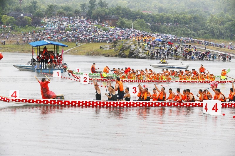鎮(zhèn)遠(yuǎn)龍舟賽備戰(zhàn)如火如荼激情澎湃的初夏訓(xùn)練(圖1)